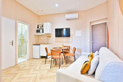 Designer & Air-Conditioned Apartment 2BR, Paris 17