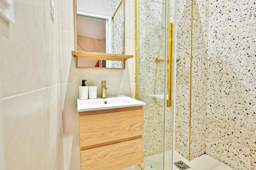 Designer & Air-Conditioned Apartment 2BR, Paris 17
