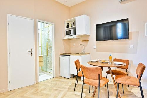 Designer & Air-Conditioned Apartment 2BR, Paris 17