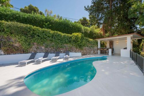 Newly Renovated 5-BDRM Luxury Villa with Sea Views