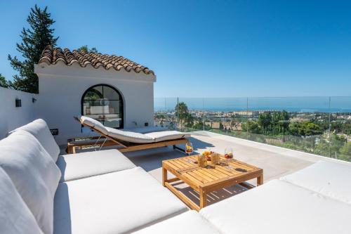 Newly Renovated 5-BDRM Luxury Villa with Sea Views