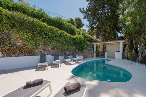 Newly Renovated 5-BDRM Luxury Villa with Sea Views