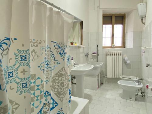 a bathroom with two sinks and a shower curtain at Appartamento Nonna Ida in Montesarchio