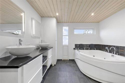 a white bathroom with two sinks and a tub at 12231-Sjaellands-Odde-Rogerivej-2 in Havnebyen