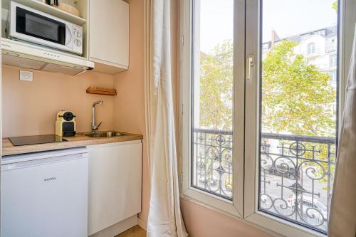Calm and Comfortable 2-Bedroom Apartment in Paris 17th