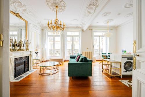 Champs Elysées-Avenue Montaigne-2 bedrooms