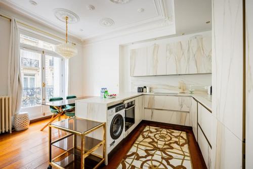 Champs Elysées-Avenue Montaigne-2 bedrooms