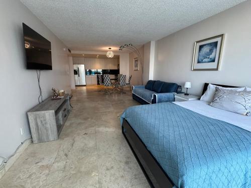 a bedroom with a bed and a living room at Apartments Miami in Sunny Isles Beach