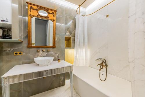 Champs Elysées-Avenue Montaigne-2 bedrooms