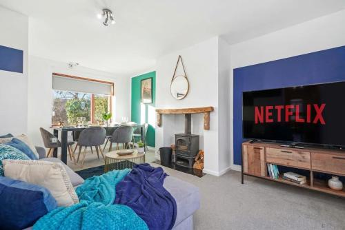 a living room with a couch and a tv at Spacious 3BED Home in Rugby - Ideal for Groups in Clifton upon Dunsmore