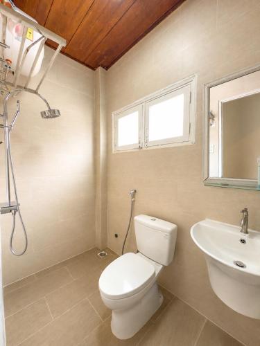a bathroom with a toilet and a sink at Nhà Của Thỏ Vân Anh in Da Lat