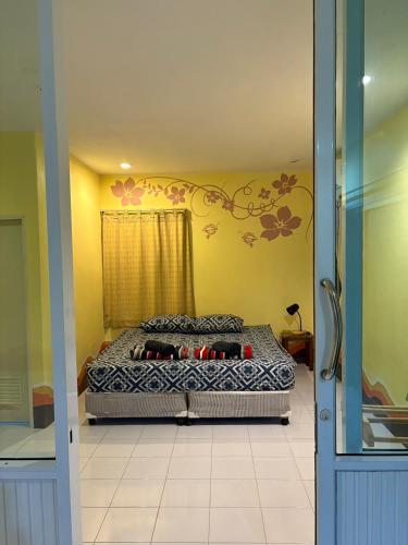 a bedroom with a bed in a room at Jano House in Ban Mae Nam