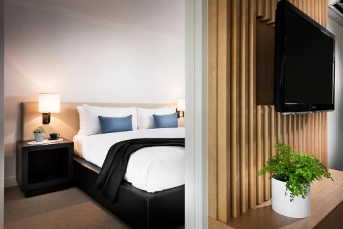 Una cama o camas en una habitación de Tradewinds Hotel and Suites Fremantle