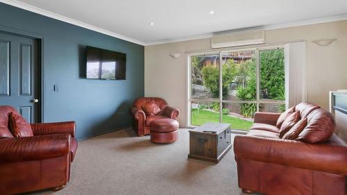 a living room with leather furniture and a window at Majestic Views in Marengo