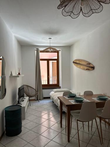 a living room with a table and a couch at Appartamenti Ventuno in Riva del Garda