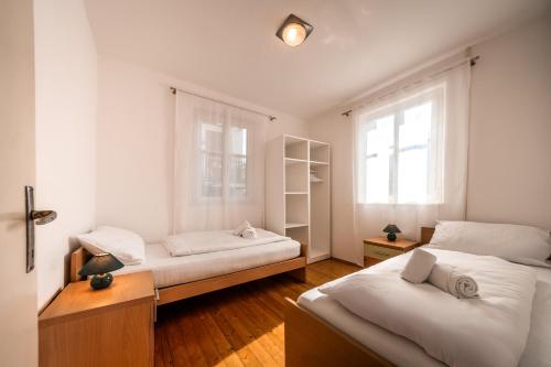 a bedroom with two beds and a window at Villetta Allegra in Appiano sulla Strada del Vino