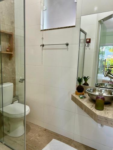 a bathroom with a toilet and a sink at Pousada Canto do Luar in Conceição do Mato Dentro
