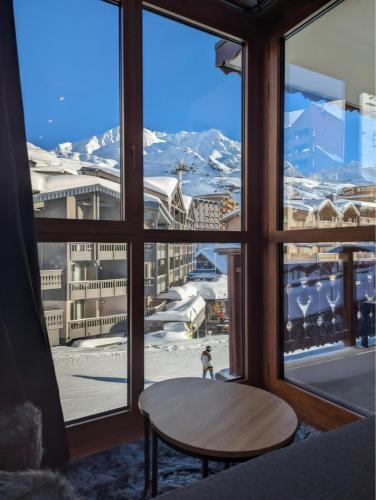 Front de Neige Val Thorens - Skis aux pieds, balcon vue montagne