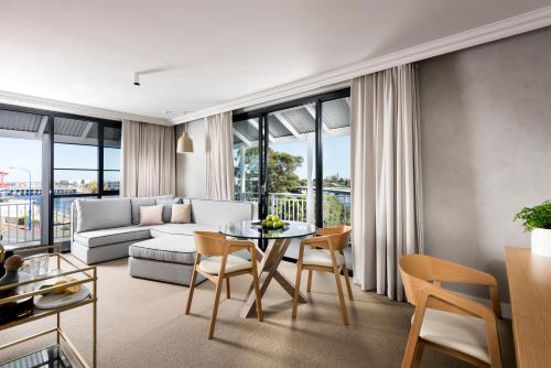 Un lugar para sentarse en Tradewinds Hotel and Suites Fremantle
