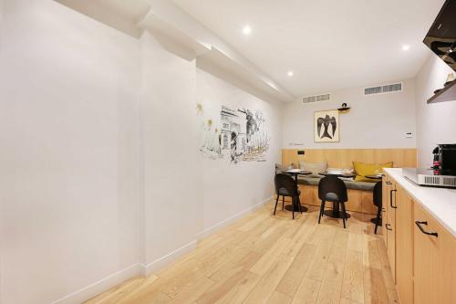 Spacious charming apartment 7P 16th