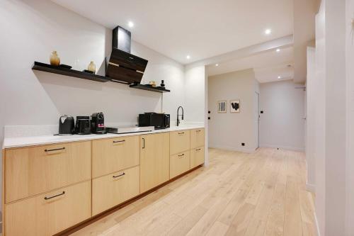Spacious charming apartment 7P 16th
