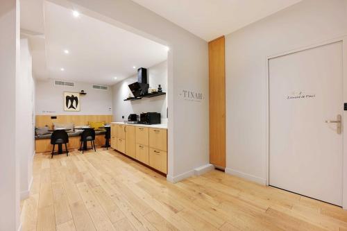 Spacious charming apartment 7P 16th
