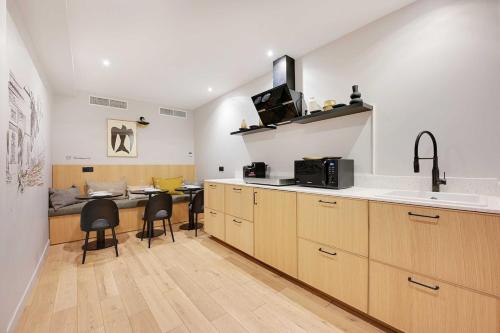 Spacious charming apartment 7P 16th