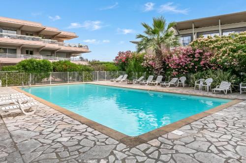 Studio Near Beach, Sea View & Garage - Happy Rentals