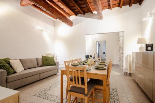 Apt in Storic Center with 10Min Walk to Duomo & Uffizi with 3BDR