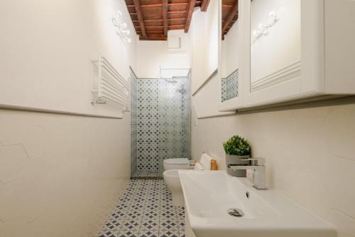 Apt in Storic Center with 10Min Walk to Duomo & Uffizi with 3BDR