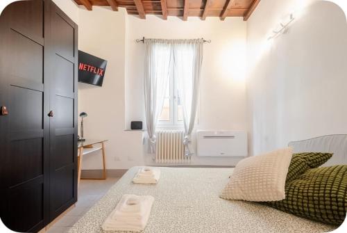 Apt in Storic Center with 10Min Walk to Duomo & Uffizi with 3BDR