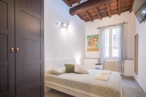 Apt in Storic Center with 10Min Walk to Duomo & Uffizi with 3BDR