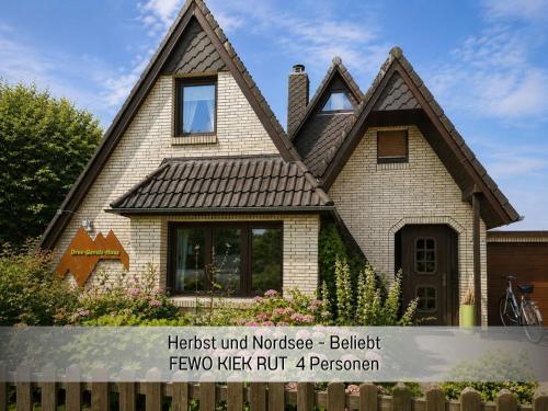 a house with a roof on top of it at Ferienwohnung KIEK RUT - Gartenstrand, Wallbox & Sauna, alles für die Familie, zusätzlicher Loft in Harlesiel in Wittmund