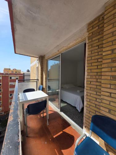 HABITACIÓN PRIVADA SUPER GRANDE CON BALCON GRANDE EN EL CENTRO DE MALAGA LA MEJOR ZONA JUSTO ENFRENTE DELA ESTACION DE TREN a