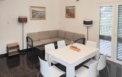 2 Bedroom Nice Apartment In Okrug Gornji