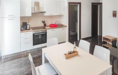 2 Bedroom Nice Apartment In Okrug Gornji