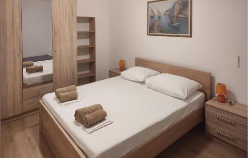 2 Bedroom Nice Apartment In Okrug Gornji
