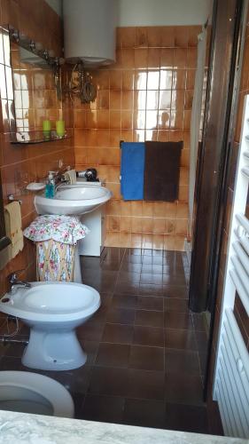 スコペッロにあるAppartamento Antaresのバスルーム(白いトイレ、シンク付)