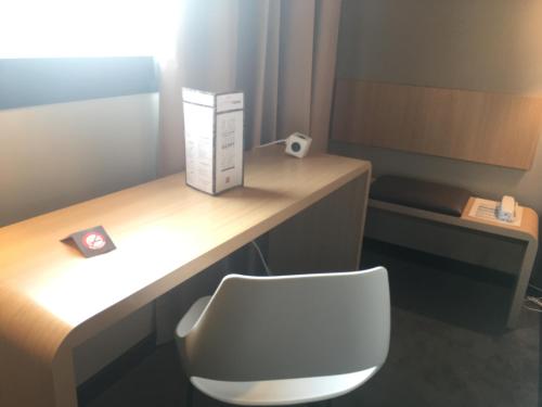 a desk with a white chair in a room at Ibis Niort Est Mendes France in Niort