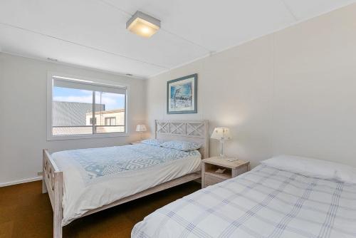 a bedroom with two beds and a window at Mirimar in Apollo Bay