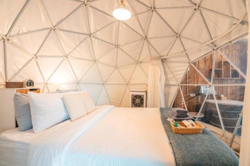 a bedroom with a bed in a dome tent at Nj homestay in Ban Thung Phan Ha