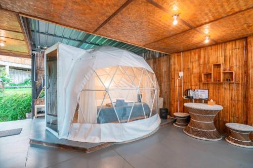 a room with a tent in the middle of a room at Nj homestay in Ban Thung Phan Ha