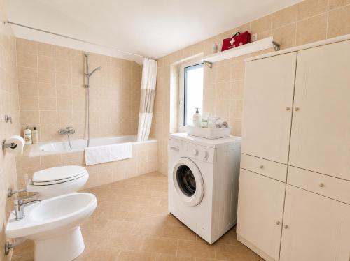 a bathroom with a washing machine and a toilet at Appartamento la casa di Mary Anguillara Sabazia-Lago,Relax e Roma a portata di treno in Anguillara Sabazia