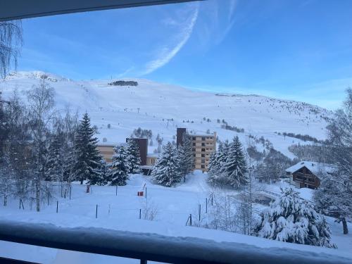 Appartement départ arrivée skis aux pieds MEIJE 3 vue vallée blanche rénové entièrement WIFI