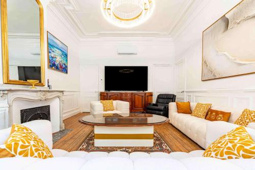 Elegant 130sqm AC Apt Square Gambetta