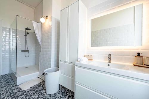 Elegant 130sqm AC Apt Square Gambetta