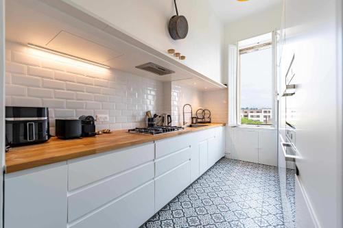 Elegant 130sqm AC Apt Square Gambetta
