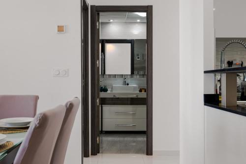 Luxury Sea View Apartment in Sea Senses by Zanis