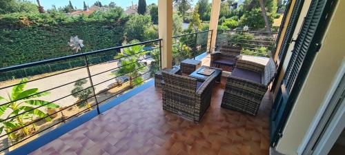 JOLI 3 PIECES SPACIEUX REFAIT a NEUF AVEC 2 BELLES TERRASSES