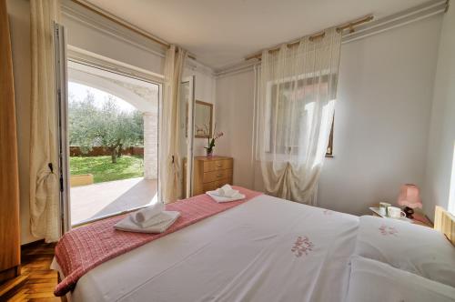 Un pat sau paturi într-o cameră la Apartments Mirella